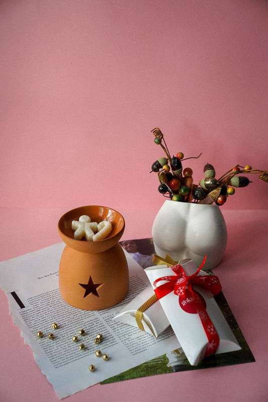 Ceramic Wax Melter and Christmas Spice Scented Gingerbread Man Shaped Wax Melt Gift Set