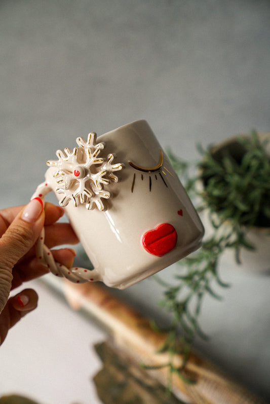 Holding a coffee' tea mug