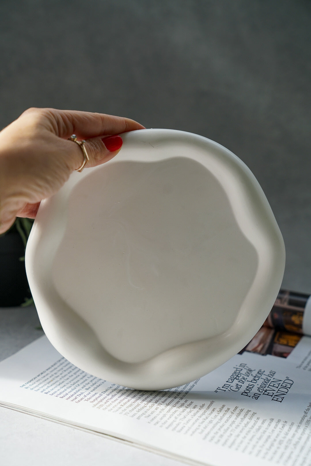 Holding Off White Curvy Round Trinket Tray